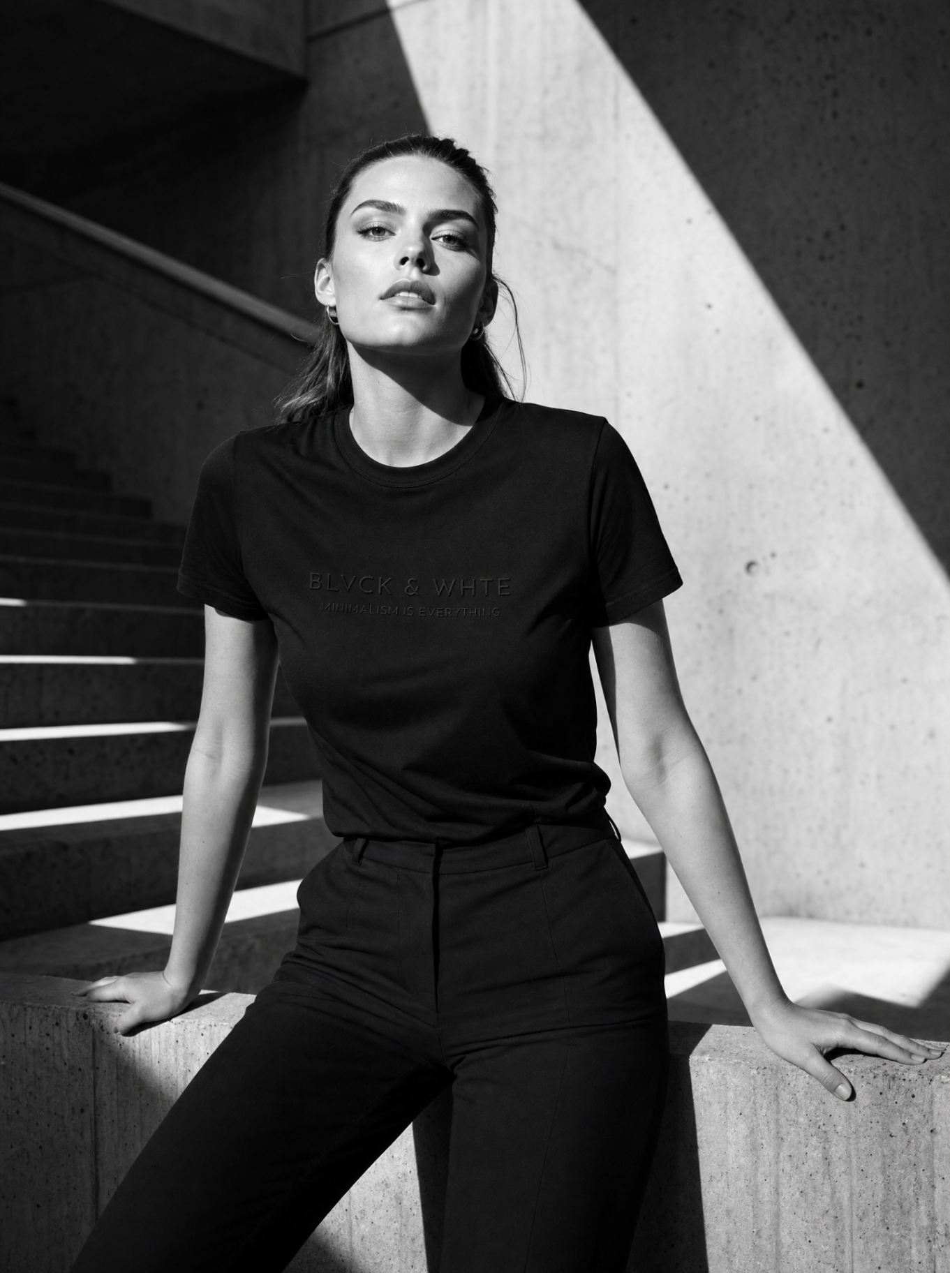 Mulher vestindo camiseta preta BLVCK & WHTE